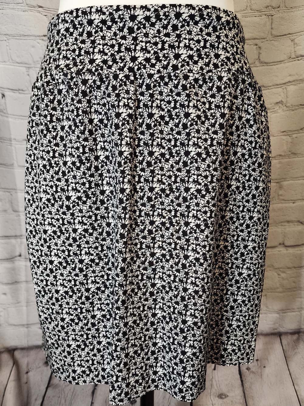 Jules & Leopold Black and White Floral A-Line Skirt